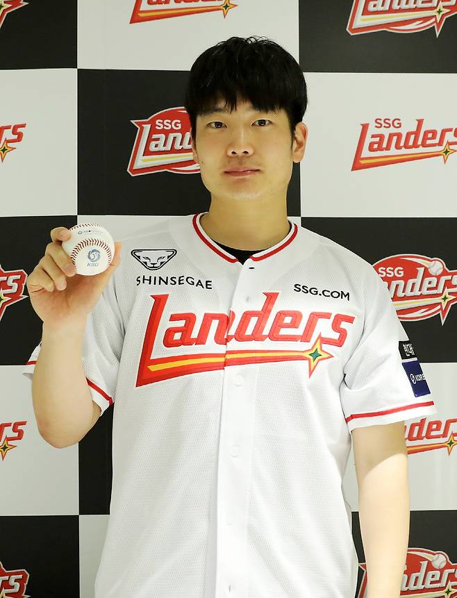 홈런공을 쥐고 사진을 찍은 조상현씨. 사진=SSG 랜더스