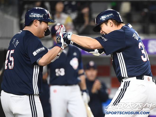 13일 대전 한화생명볼파크에서 열린 두산-한화전. 8회초 2사 1루 김재환이 투런포를 친 후 김기연과 함께 환호하고 있다. 대전=정재근 기자 cjg@sportschosun.com/2025..5.13/