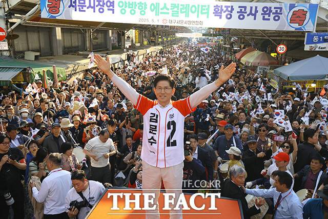 김문수 국민의힘 대선 후보가 12일 서울에서 시작해 충청을 가로질러 영남까지 누비며 본격적인 선거 운동에 나섰다. 사진은 김 후보가 이날 오후 대구 중구 서문시장을 방문해 선거 유세를 펼치며 기념촬영을 하고 있다. /박헌우 기자