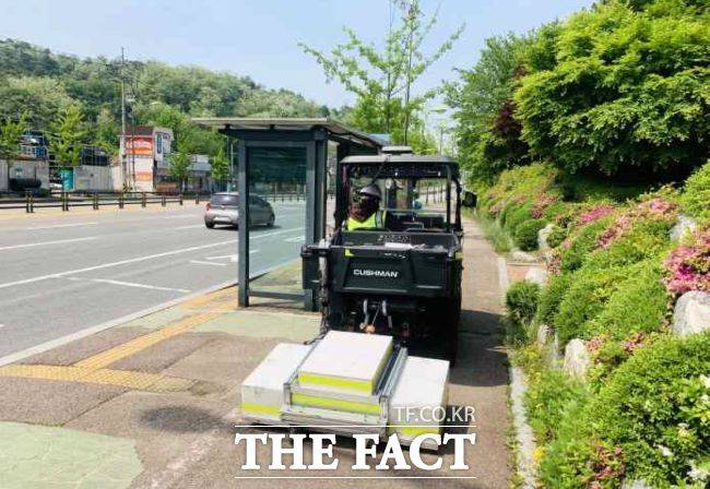 보도 구간을 탐사하고 있는 전동 카트형 지표투과레이더. /광명시