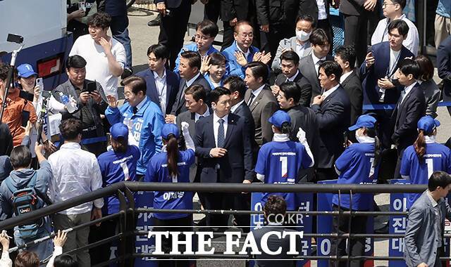 철통경호 받으며 유세현장 도착하는 이재명 대선후보.