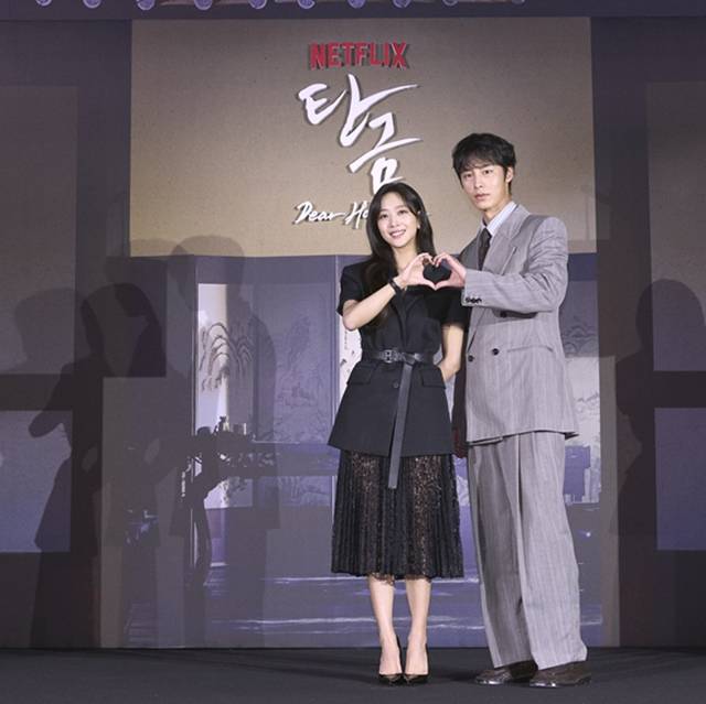 배우 조보아(왼쪽)와 이재욱이 넷플릭스 '탄금'에서 미묘한 관계를 형성하며 서로를 경계하면서도 끌리는 로맨스 호흡을 보여줄 예정이다. /넷플릭스