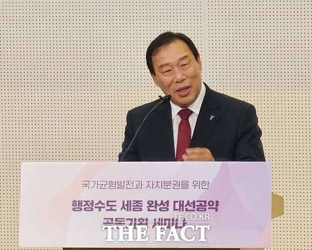 최민호 세종시장이 13일 오후 국회도서관 대강당에서 열린 ‘국가균형발전과 자치분권을 위한 행정수도 세종 완성’ 대선공약 공동기획 세미나에서 환영사를 하고 있다. /김형중 기자