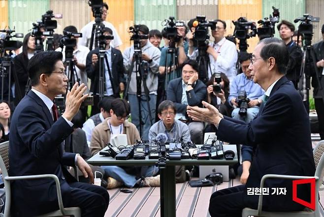 김문수 국민의힘 대선후보와 한덕수 무소속 예비후보가 지난 8일 국회 강변서재에서 만나 단일화와 관련된 대화를 하고 있다. 김현민 기자