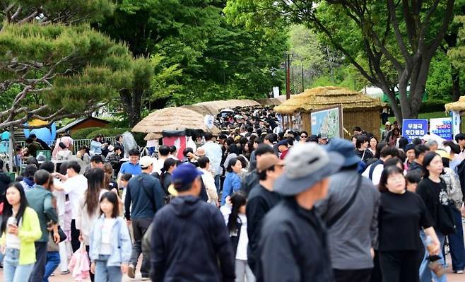 진주시 도민체전·진주 논개제 행사 방문객.