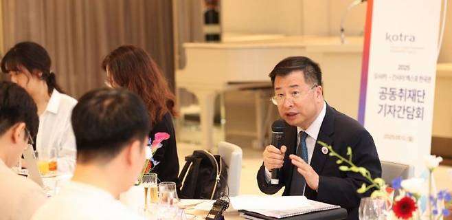 강경성 대한투자무역진흥공사(코트라) 사장이 지난 12일 일본 오사카 프린스 호텔에서 열린 기자간담회에서 모두 발언하고 있다. 사진=코트라