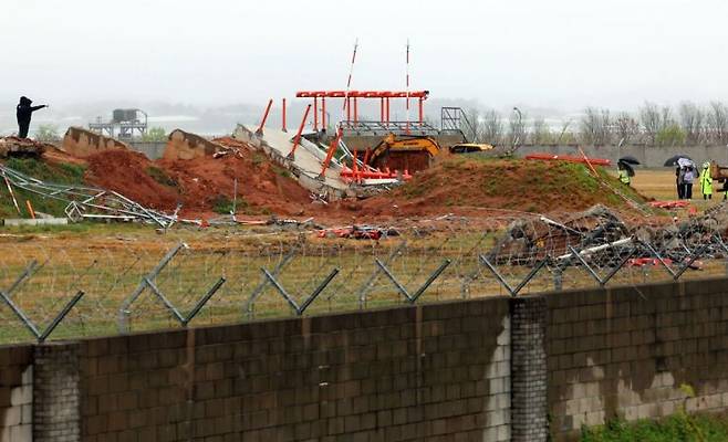 전남 무안국제공항에서 제주항공 여객기 사고 원인을 조사 중인 항공철도사고조사위원회 관계자들이 방위각 시설(로컬라이저) 현장 조사하고 있다. 연합뉴스 제공