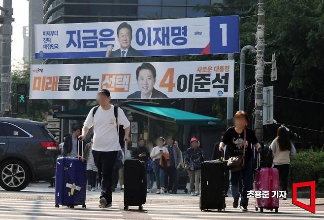 제21대 대통령선거 공식 선거운동 첫날인 12일 서울 마포구 공덕오거리에 더불어민주당 이재명 후보와 개혁신당 이준석 후보의 현수막이 걸려 있다. 조용준 기자
