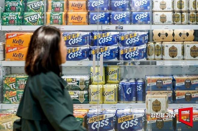 서울 시내 한 편의점에 맥주가 진열돼 있다. 강진형 기자