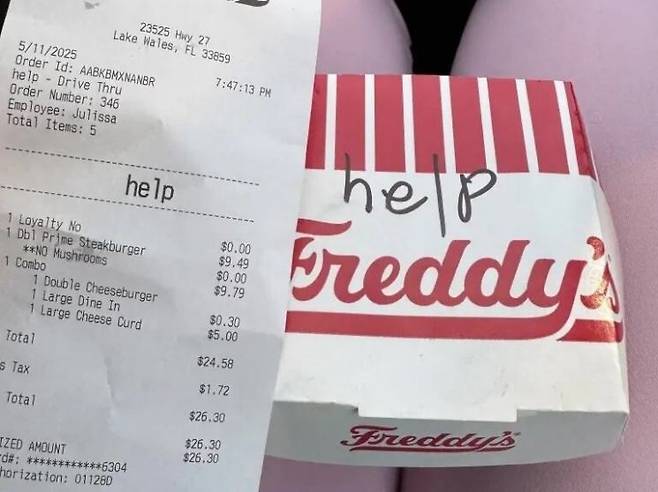 미국 플로리다주 한 시민이 햄버거를 주문한 뒤 발견한 '도와주세요(help)' 문구. 레딧 캡처
