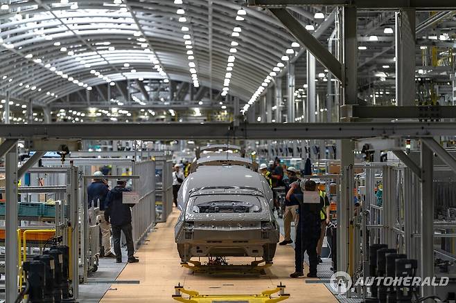 미국 정부의 전기차 지원 정책(IRA)에 맞춰&nbsp;75억 9000만 달러(약 11조 원)의 투자로 지난 3월 준공한 현대차그룹 메타플랜트 아메리카(HMGMA). 그러나 도널드 트럼프 정부가 IRA 폐지를 추진하면서 한국 자동차 산업의 기회와 위기가 될&nbsp; 전망이다. (현대자동차그룹)