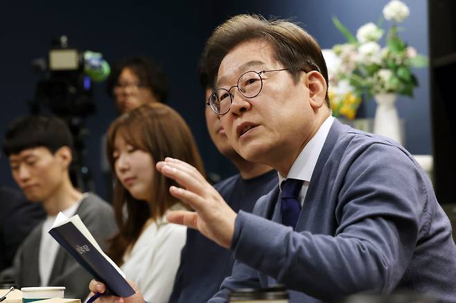 더불어민주당 이재명 대선 후보가 12일 경기 성남시 분당구 판교역 인근 미팅룸에서 열린 IT 개발자들과의 'K-혁신' 브라운백 미팅에서 대화하고 있다./연합뉴스