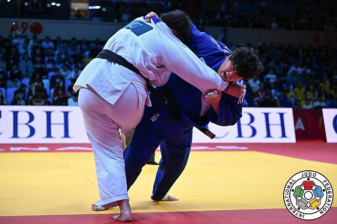 이현지(오른쪽)가 11일 카자흐스탄 바리시 그랜드슬램 유도 대회 여자 78kg 이상급 결승에서 프랑스의 줄리아 톨로푸아에게 공격을 하고 있다. /IJF