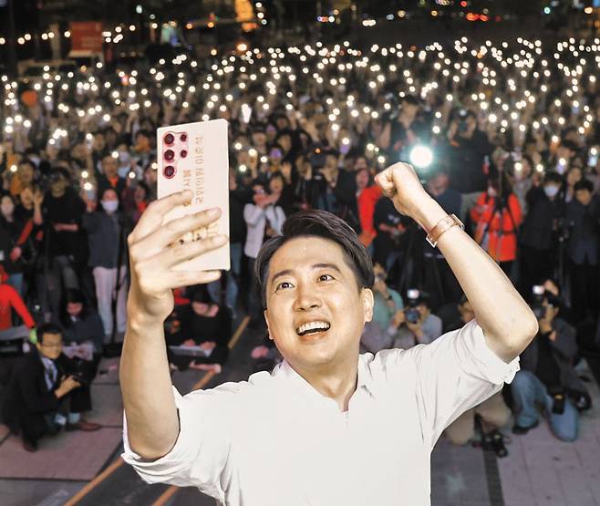 이준석 개혁신당 대선 후보가 12일 서울 광화문 청계광장 유세에서 지지자들과 셀카를 찍고 있다. /뉴시스