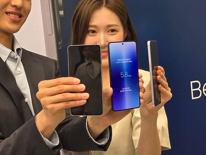 13일 삼성 강남 갤럭시S25 엣지 공개행사에서 모델이 갤럭시S25엣지를 들어보이고 있다. /장형태 기자