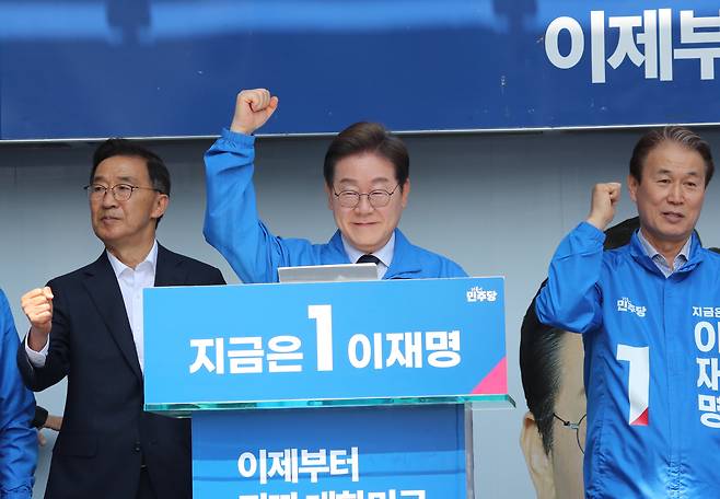 더불어민주당 이재명 대선후보가 13일 경북 구미역광장에서 열린 집중유세에 참석하며 인사하고 있다. /남강호기자