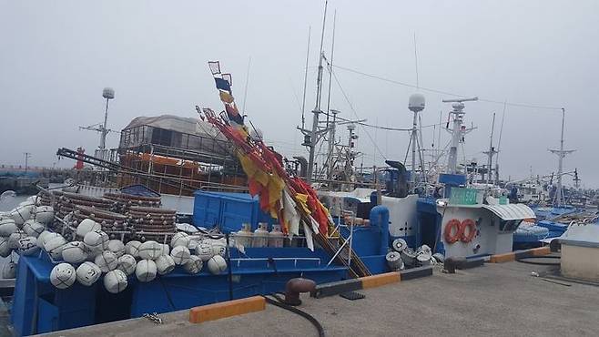13일 오후 제주도 서귀포시 남서쪽 해상에서 563㎞ 떨어진 동중국해에서 29t급 모슬포 선적 887어진호가 침수돼 선원 8명이 중국 해경에 구조됐다. 사진은 포구에 정박 중인 887어진호. /제주해양경찰청
