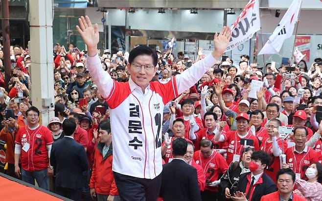 국민의힘 김문수 대선후보가 13일 울산 중구 뉴코아아울렛 울산 성남점 앞에 마련된 유세장에서 지지를 호소하고 있다./김지호기자