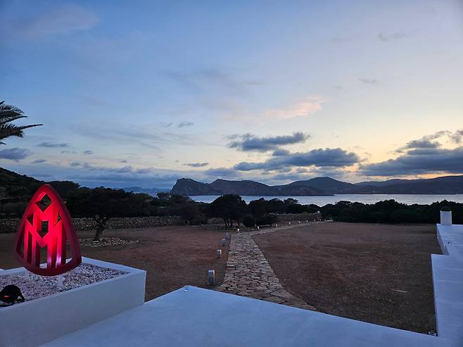 스페인 발레아레스 제도 이비사 섬 인근에 위치한 '프라이빗 아일랜드' 타고마고 섬. 메르세데스-벤츠는 마이바흐 SL680 모노그램 행사 기간에 이 섬을 대여했다. /권유정 기자