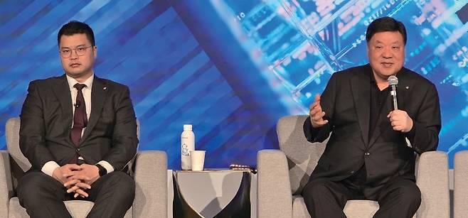 서정진(오른쪽) 셀트리온그룹 회장과 서진석 경영사업부 대표가 JP모건 헬스케어 콘퍼런스 메인 트랙에 참석하고 있다. / 사진 셀트리온