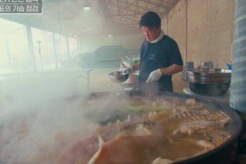 백종원 더본코리아 대표가 초대형 가마솥으로 수육을 만들고 있다. 이 가마솥이 식품위생법을 위반한 것이라는 민원이 제기됐다. /ENA 프로그램 '레미제라블' 화면 캡처