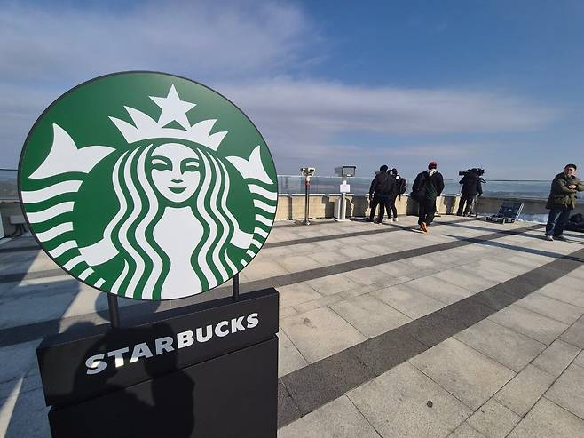 경기 김포시 애기봉평화생태공원 조강전망대에 문을 연 스타벅스에서 방문객들이 북한을 바라보고 있다. 애기봉평화생태공원은 북한 개풍군과 불과 1.4㎞ 떨어진 곳에 있는 접경지이다. /뉴스1