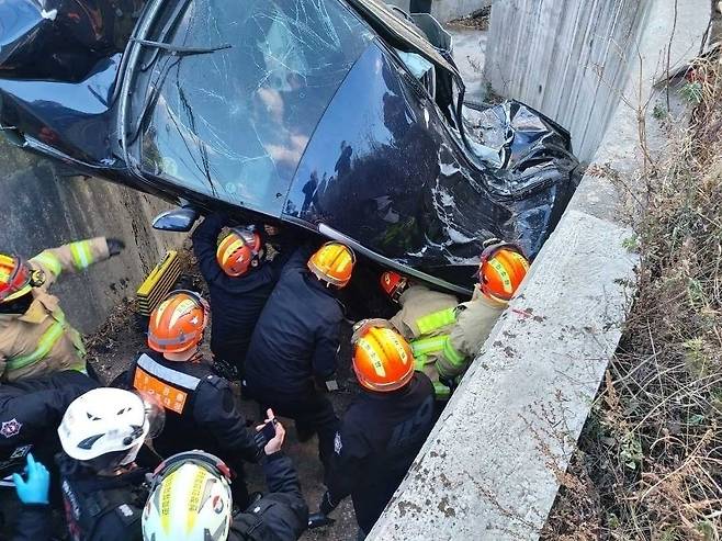 지난 2022년 12월 강원 강릉에서 발생한 급발진 의심사고 현장.(강릉소방서 제공) /뉴스1