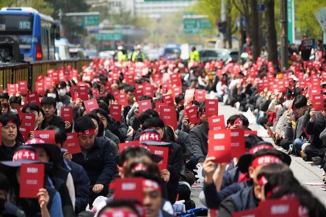 IBK기업은행 노동조합이 지난달 16일 서울 을지로 기업은행 본점 앞에서 ‘임단협 합의 촉구 및 부당대출사태 규탄 결의대회’를 열고 있다. /기업은행 노조 제공