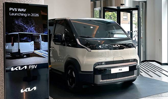 기아가 13일(현지시각) 퓨처 오브 더 카 서밋(Future of the Car Summit) 현장에 전시한 PV5 WAV 모델. /기아 제공