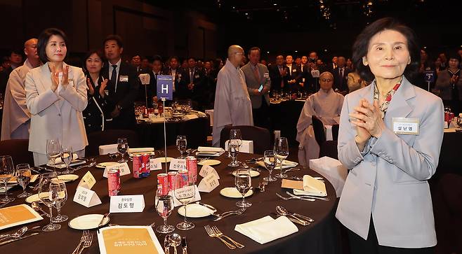 국민의힘 김문수 대선 후보의 부인 설난영 씨와 더불어민주당 이재명 대선 후보의 부인 김혜경 씨가 12일 서울 중구 신라호텔에서 열린 중앙신도회 창립 70주년 기념식에 참석하고 있다. /연합뉴스