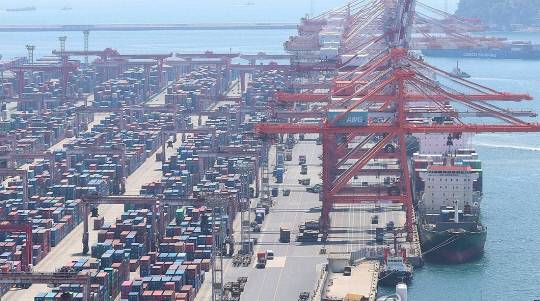 수출을 하기 위해 부산항 신선대부두에 컨테이너를 쌓아 놓은 모습. 사진=연합뉴스