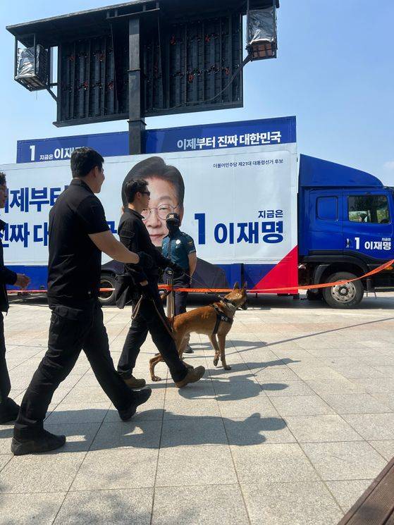 12일 경기 화성시 동탄 센트럴파크 음악분수 중앙광장에서 열린 이재명 대선후보 유세 현장에서 경찰특공대가 폭발물 탐지견을 동원해 유세차량 주변을 살펴보고 있다. ⓒ데일리안 김희정 기자