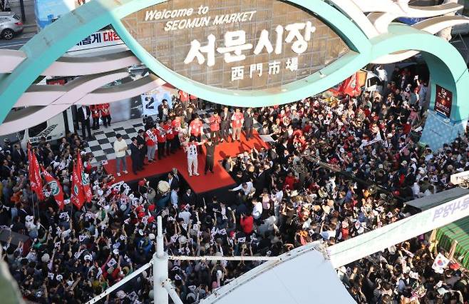 21대 대선 공식 선거운동이 시작된 12일 오후 김문수 국민의힘 대선 후보가 대구 중구 서문시장에서 지지를 호소하고 있다. ⓒ데일리안 방규현 기자