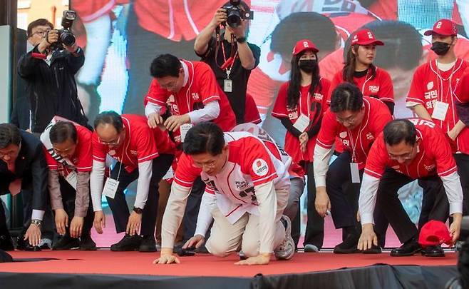 21대 대선 공식 선거운동이 시작된 12일 오후 김문수 국민의힘 대선 후보가 대구 중구 서문시장에서 지지를 호소하고 있다. ⓒ데일리안 방규현 기자