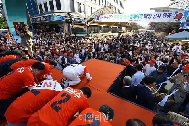 21대 대선 공식 선거운동이 시작된 12일 오후 김문수 국민의힘 대선 후보가 대구 중구 서문시장에서 시민들을 향해 큰절을 하고 있다. ⓒ데일리안 방규현 기자