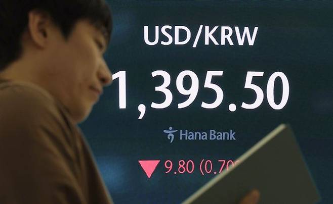 이달 7일 서울 중구 하나은행 본점 딜링룸 전광판에 원·달러 환율이 표시돼 있다. ⓒ뉴시스