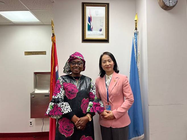 박수진 세계여성평화그룹(IWPG) 글로벌 5국장(필자)이 3월 12일(현지시간) 뉴욕 유엔 본부에서 열린 CSW 69차 회의에서 감비아 여성·아동·사회복지부 장관 파투 킨테(Fatou Kinteh)와 만나 여성평화교육 도입 가능성에 대해 논의한 후 기념 촬영을 하고 있다. ⓒIWPG