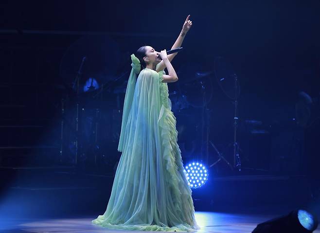 데뷔 24년 만에 한국에서 첫 단독 콘서트를 연 일본 가수 나카시마 미카. 원조 ‘J팝 디바’로 인기가 많은 그는 2시간 반 동안 ‘눈의 꽃(雪の華)’ 등 국내에서도 사랑받은 히트곡들을 선보였다. 유진엔터테인먼트 제공