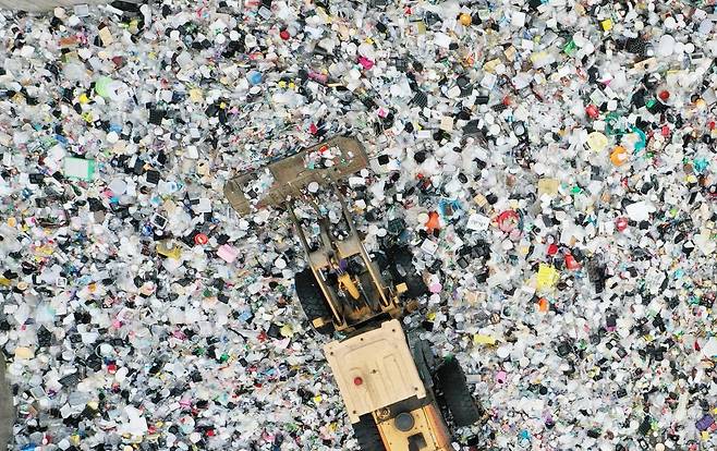 경기 수원시 영통구 수원시자원순환센터에 각 가정에서 쏟아져 나온 플라스틱 폐기물 등이 가득 쌓여 있다. 2025.04.21 뉴시스