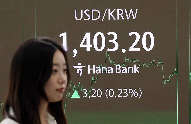 12일 서울 중구 하나은행 본점 딜링룸 전광판에 원달러 환율 현황이 표시돼 있다. 2025.5.12 뉴스1