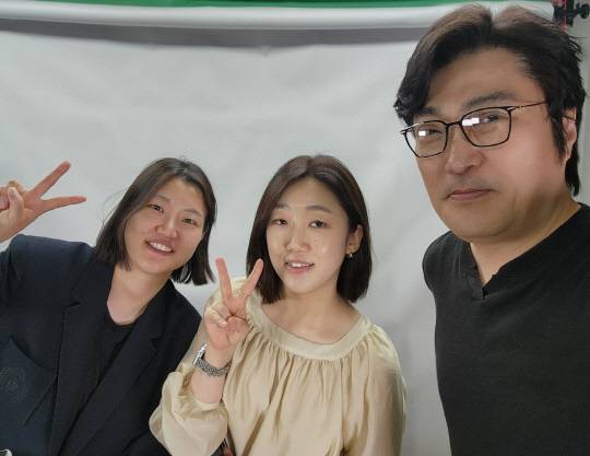 디지털타임스 사옥의 유튜브 스튜디오에서 《희대의 NOW 구독중》 인터뷰를 마치고 레거시와 뉴미디어를 넘나들면서도 작가의 정체성을 지켜나가고 있는 박진희, 신검지 작가와 셀카를 남겼다. 누구보다 미디어 변화의 한 가운데 있는 사람들이었지만 역시 인간에 대한 애정과 진심이 미디어가 변해도 좋은 프로그램을 만드는 여전한 비법이라고 그녀들은 전했다.   박동욱기자 fufus@dt.co.kr