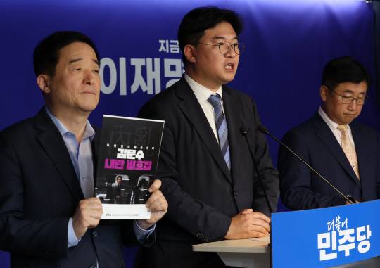 13일 서울 여의도 더불어민주당 당사에서 열린 제21대 대선 중앙선거대책위원회 신속대응단 기자회견에서 단장인 강득구(왼쪽) 의원,, 부단장인 정준호(가운데) 의원과 박관천(오른쪽) 전 경정이 김문수 국민의힘 대선후보 내란비호집 관련 브리핑을 하고 있다.<연합뉴스 사진>