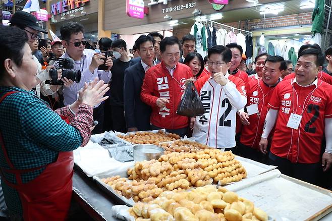 국민의힘 김문수 대선 후보가 13일 울산 남구신정시장에서 상인, 시민들을 만나고 있다.  [공동취재]