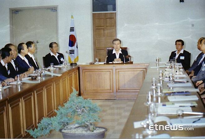 노태우 대통령이 1992년 7월 8일 한국과학재단 회의실에서 과학기술진흥회의를 주재하고 기존 과학기술정책 성과를 중간 점검했다. 〈국가기록원〉