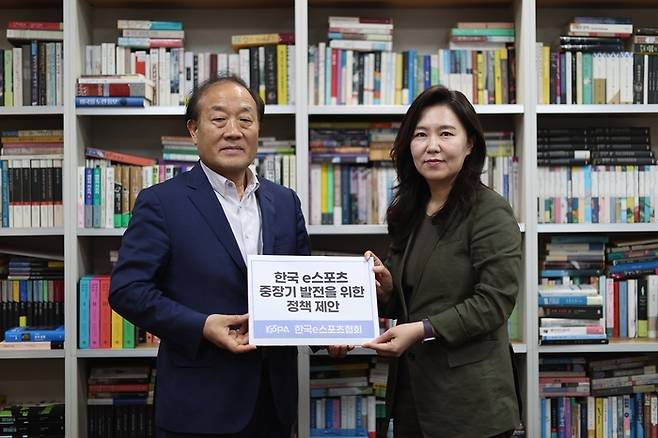 김영만 한국e스포츠협회장(왼쪽)은 13일 강유정 더불어민주당 게임특별위원회장에게 '한국 e스포츠 중장기 발전을 위한 정책 제안'을 전달했다.