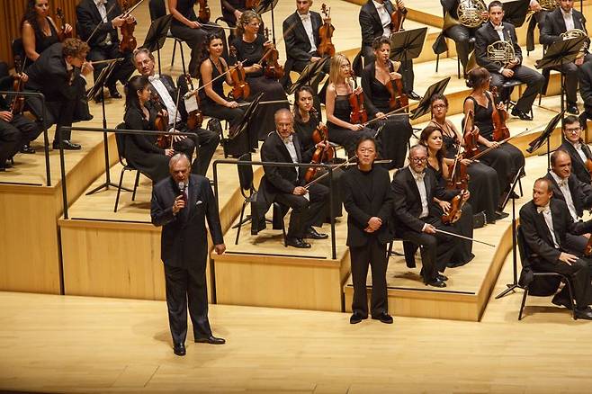 2016년 8월 29일, 31일 롯데콘서트홀 개관 시리즈에서 라스칼라 오케스트라 & 합창단 공연을 지휘한 정명훈 지휘자(오른쪽). 롯데문화재단 제공
