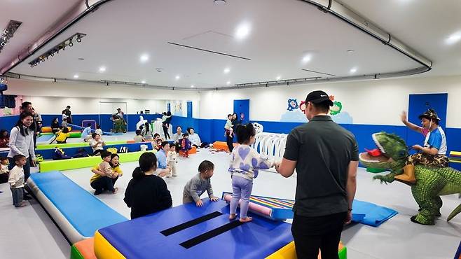 미국 뉴저지 포트리에 문을 연 트니트니 직영센터에서 아이들이 놀이체육 수업에 참여하고 있다. 대교 제공