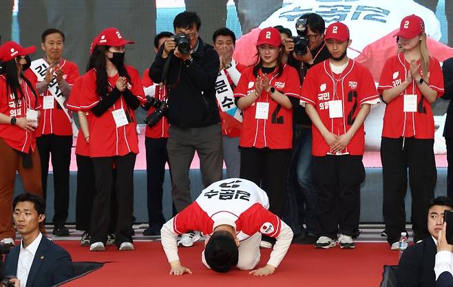 국민의힘 김문수 대선 후보가 지난 12일 대구 서문시장에서 유세 중 큰절하고 있다. [공동취재] 연합뉴스