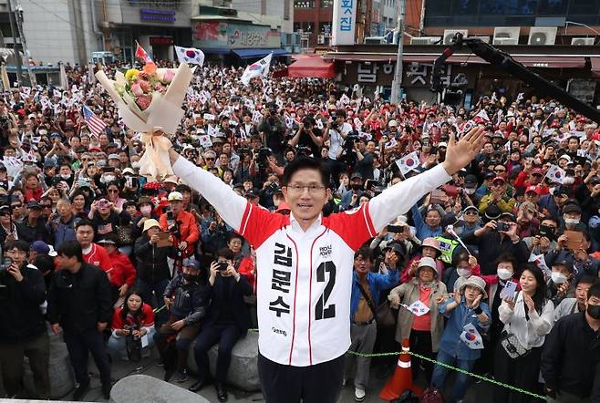 김문수 국민의힘 대선 후보가 13일 부산 자갈치시장을 찾아 유세를 하고 있다. 뉴시스