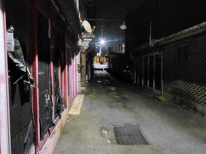 13일 오후 경기 파주시 파주읍 연풍리에 있는 성매매 집결지 용주골. 밤 11시에도 불이 꺼져 있는 업소들이 즐비하다. 사진=김경수 기자